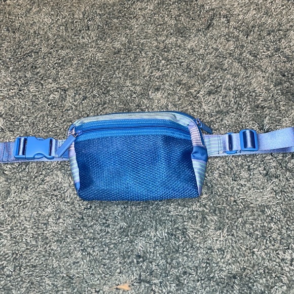 Vera Bradley Fannypack - Picture 4 of 4